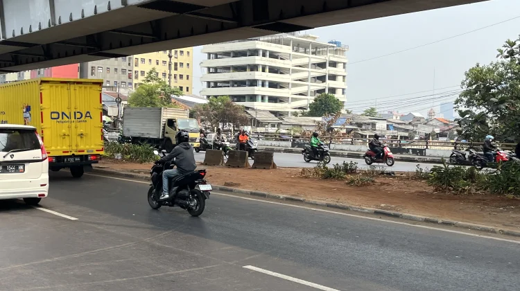 Cegah Pemotor Putar Balik, Warga Minta Taman Kolong FO Pesing Ditutup Total