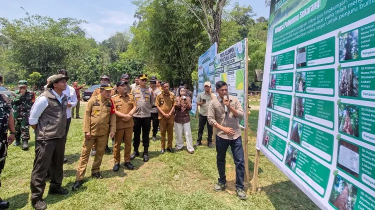 Menhut Raja Antoni: Masyarakat Jadi Kunci Cegah Karhutla