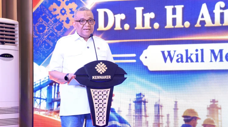 Wamenaker Dorong Kompetensi Teknisi Ponsel Sesuai Kebutuhan Industri