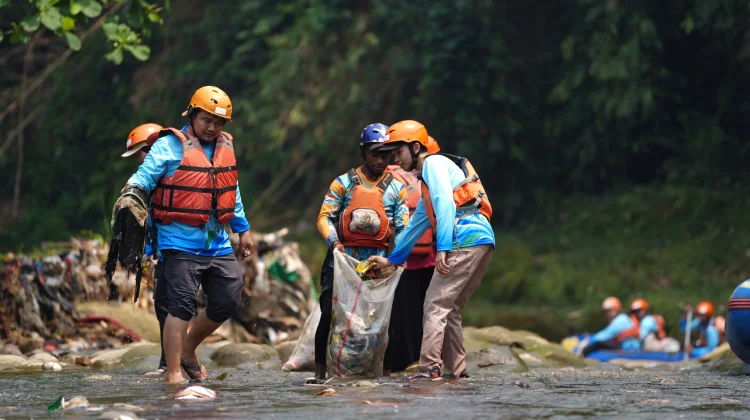 PLN EPI Angkat 715 Kg Sampah Ciliwung dan Tanam 100 Pohon di Karadenan