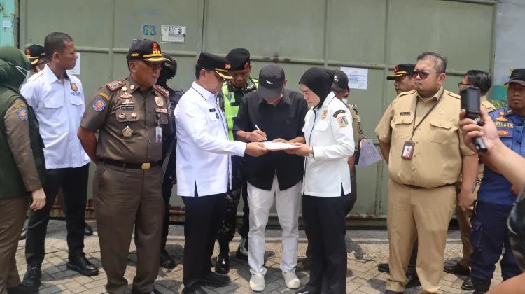Pemkot Jakbar Cabut Izin Usaha Akrilik dan Pengemasan di Gropet
