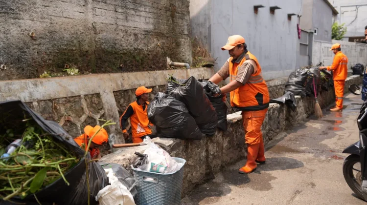 Cegah Genangan dan DBD, PPSU Gerebek Saluran di Kelapa Dua Wetan