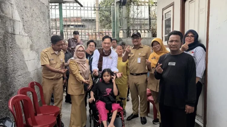 Dari Rumah ke Rumah, DPRD Kevin Wu Salurkan Kursi Roda untuk Warga Jakbar