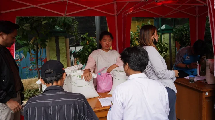 Kebon Sirih Salurkan Bantuan Beras untuk 1.368 KPM