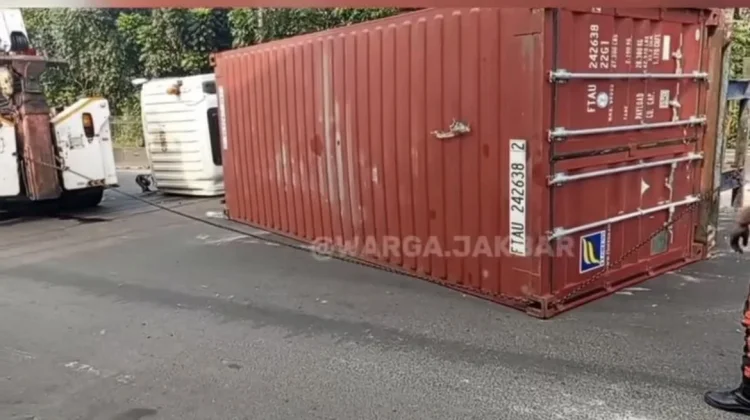 Truk Kontainer Terguling Tabrak Separator Busway di Latumenten
