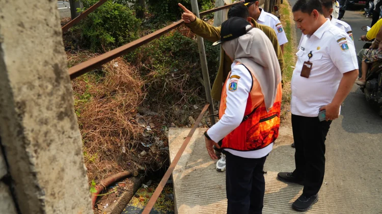 Pemkot Jakbar Sebut Tumpukan Kayu dan Saluran Sempit Picu Genangan di Kamal