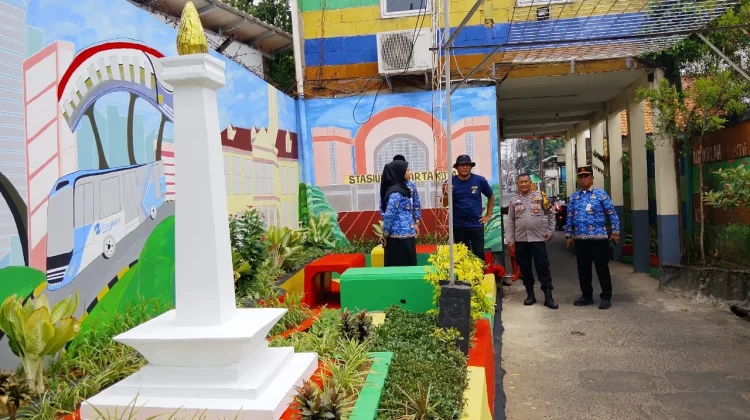 Lahan Tidur di RW 04 Ciracas Disulap Jadi Area Hijau