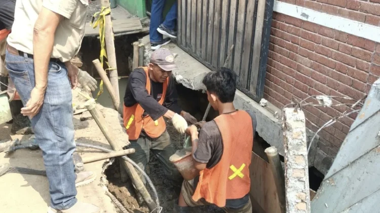 Teras dan Pagar Rumah Warga di Cangkareng Ambruk Imbas Proyek Saluran