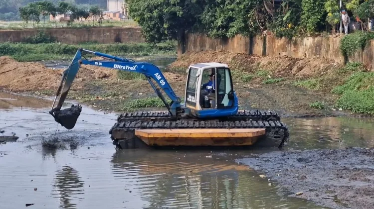 Lumpur Kali Sunter di Cipinang Melayu Dikeruk, Cegah Banjir di Musim Hujan