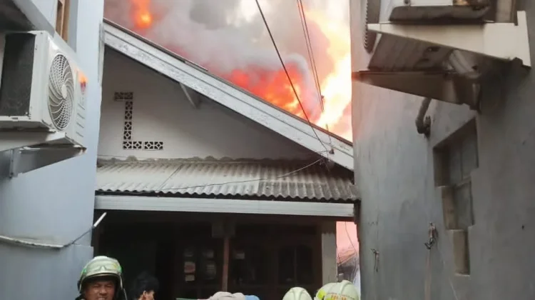 Kebakaran Rumah di Semper Barat, Petugas Pastikan Tidak Ada Korban Jiwa