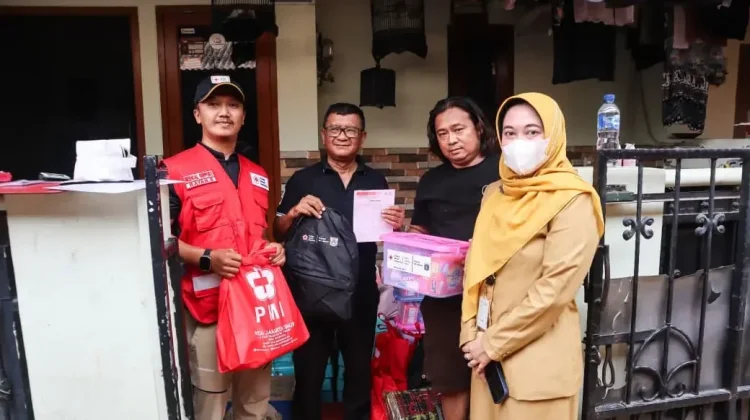 PMI Jakarta Timur Salurkan Bantuan untuk Korban Kebakaran Cipinang Muara