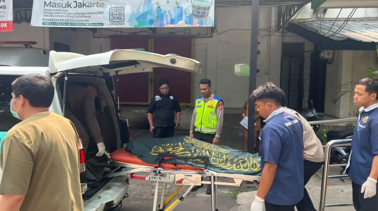Pengendara Becak Motor Tewas usai Terlibat Kecelakaan di Cengkareng