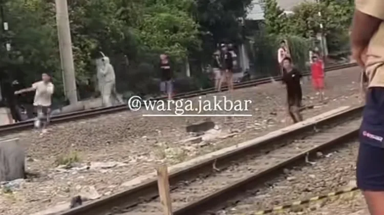 Bawa Sajam dan Saling Lempar Batu, Aksi Tawuran Remaja di Roxy Viral