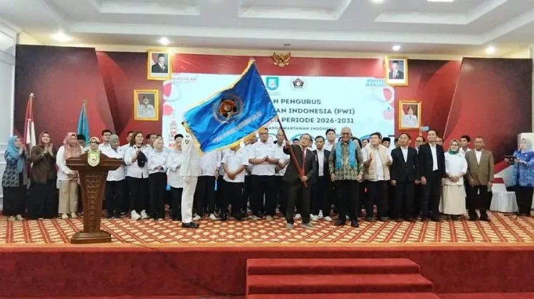 Lantik Pengurus PWI Bengkulu, Ketum PWI Pusat Wartawan Tidak Kalah Dengan AI