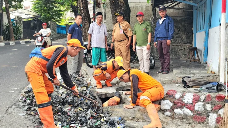 Antisipasi Musim Hujan, Lumpur dan Sampah Dikeruk di Cijantung