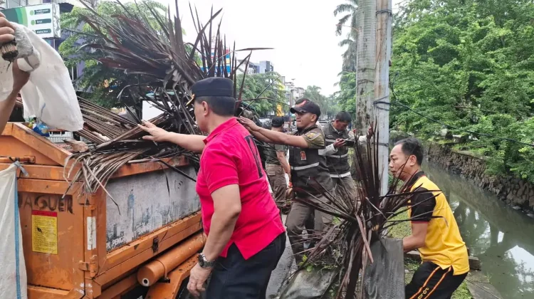 Puluhan Petugas Gabungan Kerja Bakti di Cengkareng