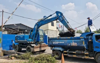 Pemkot Jakarta Timur Keruk Sedimen Lumpur di Saluran PHB Cakung-Cilincing