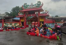 Imlek, Puluhan Warga Mengais Pundi Rupiah di Vihara