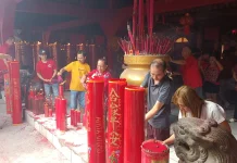 Imlek, Jalan Raya Lengang, Vihara Ramai Umat Bersembahyang