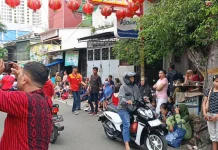 Berharap Angpao Imlek, Puluhan PPKS Datangi Vihara Toasebio