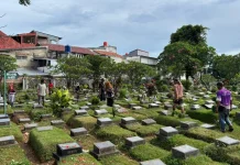 Peziarah Keluhkan Pembersih Makam Liar di TPU Kawi-Kawi