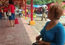 Potret Wanita Mengais Pundi Rupiah di Pelataran Vihara