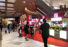 Masyarakat Isi Liburan Imlek di Pusat Perbelanjaan