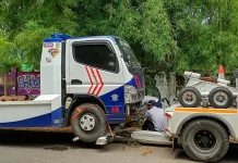 Mobil Towing Polisi Diderek Dishub usai Parkir Liar
