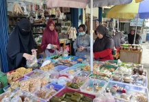 Warga Cileungsi Berburu Makanan Manis untuk Buka Puasa