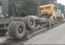 Truk Tabrak Separator Busway di Grogol, Lalin Sempat Tersendat