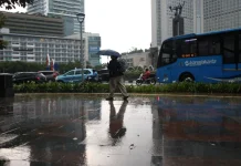 Hujan Ringan Bertahan di Jakarta, Waspada Genangan Lokal