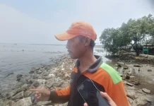 Petugas Kebersihan Marunda Bertarung Lawan Sampah Kiriman