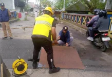 Pemasangan Pelat Baja di Jembatan Jalan Kampung Kramat