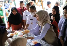 Pemkot Jaksel bersama BPOM melakukan uji sampel takjil