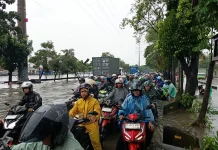 Banjir Lumpuhkan Arus Lalu Lintas di Daan Mogot Jakbar