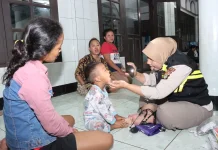 Polisi Berikan Layanan Kesehatan untuk Korban Banjir Duri Kosambi