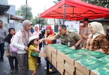 Pemkot Jakpus dan Baznas Bazis Bagikan 400 Nasi Fidyah di Cideng