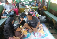 Hindari Macet Mudik, Pelaut Ini Pulang Kampung Naik Perahu