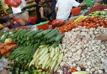 Berbelanja Kebutuhan Santapan  Lebaran