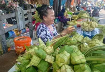 Jelang Lebaran, Pedagang Ketupat Keluhkan Bahan Baku Naik