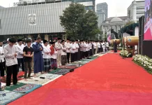 Pramono-Rano Laksanakan Salat Idulfitri di Balai Kota