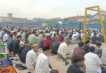 Ribuan Warga Rayakan IdulFitri di Lapangan Bola Kalibaru
