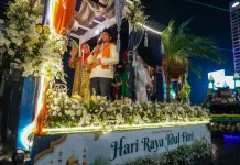 Wali Kota Jakpus dan Ketua TP PKK Ikut Pawai Obor Malam Takbiran di Jakarta