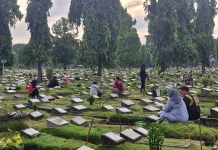Warga Ziarah Kubur di Hari Kedua Lebaran, Mengenang Orang Tua-Mengingat Kematian