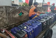 Potret Realita Pemanggil Air Bersih di Ibu Kota