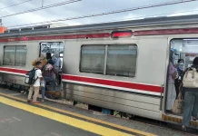 Penumpang Membludak, KRL Jadi Pilihan Favorit Warga saat Lebaran