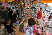 Anak-anak Berburu Mainan di Kawasan Pasar Gembrong, setelah Dapat 'THR'