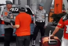 Aksi Simpatik Polres Pelabuhan Bantu Penumpang Kapal