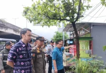 Pemkot Jakbar Tertibkan Bangunan di Atas Saluran Air di Tegal Alur