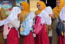 Hari Pertama Sekolah di Depok Diisi Halal Bihalal, Murid SDN Cikumpa Antusias